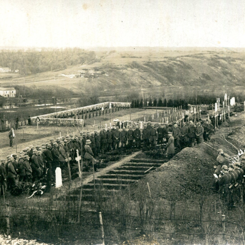 Beerdigung einer größeren Zahl von Soldaten wohl an der Westfront. Originale Fotokarte, nicht beschrieben und datiert.