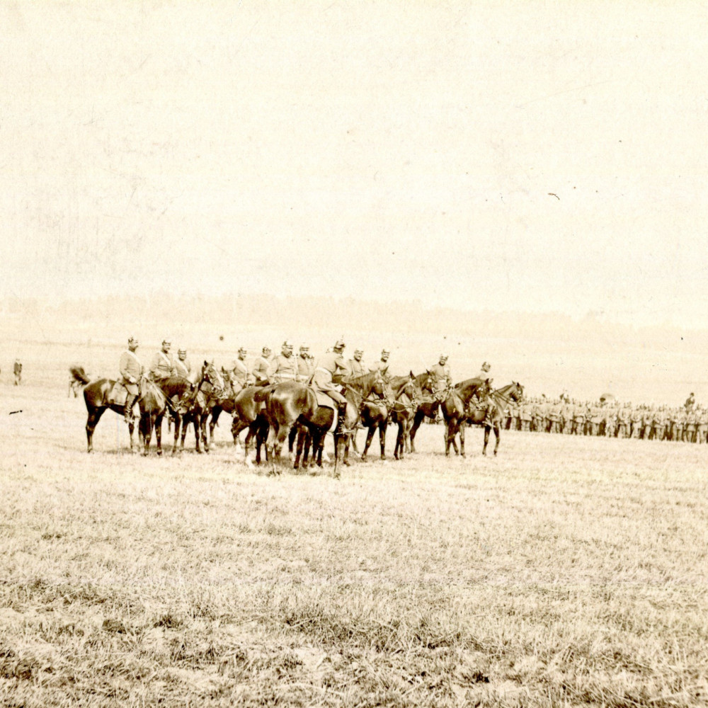 Manöver. Hochrangige Offiziere und Adjutanten. Im Hintergrund wartende Truppen. Fotograf: Gustav Baader/ Krumbach. Umseitig datiert: 1895.