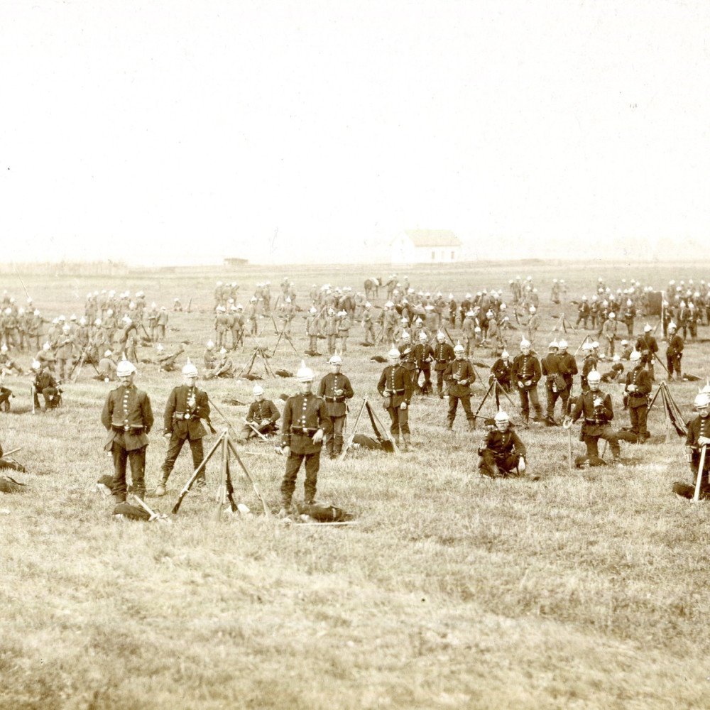 Manöver Bayerische Truppen warten auf Abruf. Originales Foto von dem Fotografen I. Seiling/ München. Wohl um 1891.