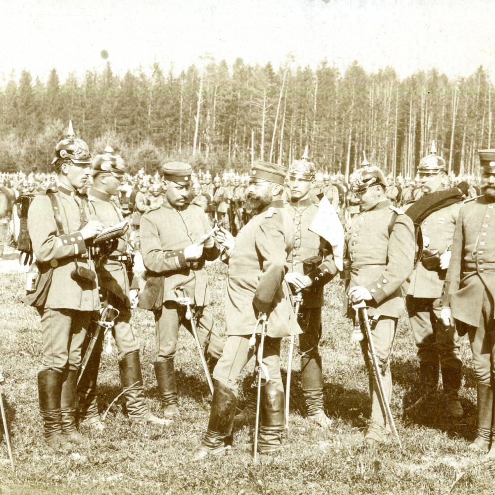 Manöver. Besprechung und Befehlsausgabe. Infanterie-Offiziere und - Unteroffiziere. Originales Foto von dem Fotografen I. Seiling/ München. Wohl um 1891.