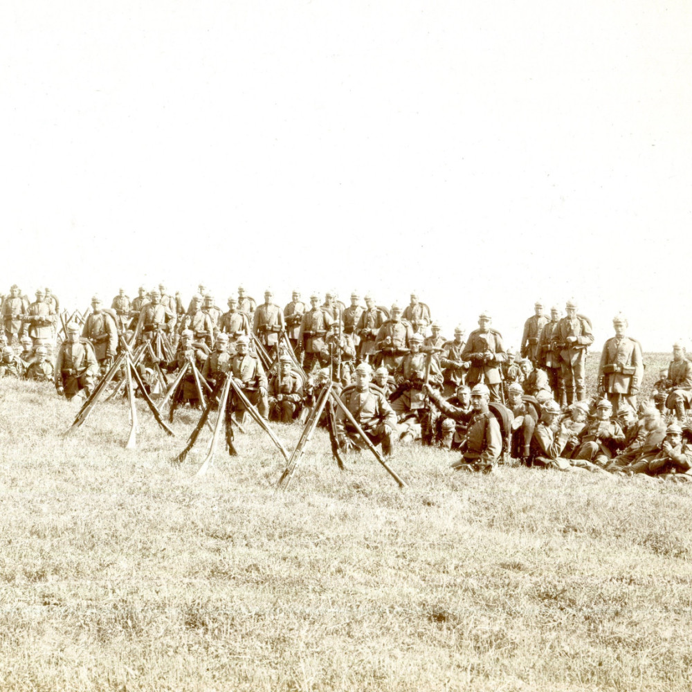 Manöver. Infanterie in Wartestellung. Originales Foto von dem Fotografen I. Seiling/ München. Wohl um 1891.