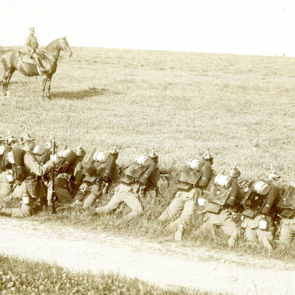 Manöver. Infanterie in Deckung. Originales Foto von dem Fotografen I. Seiling/ München. Wohl um 1891.