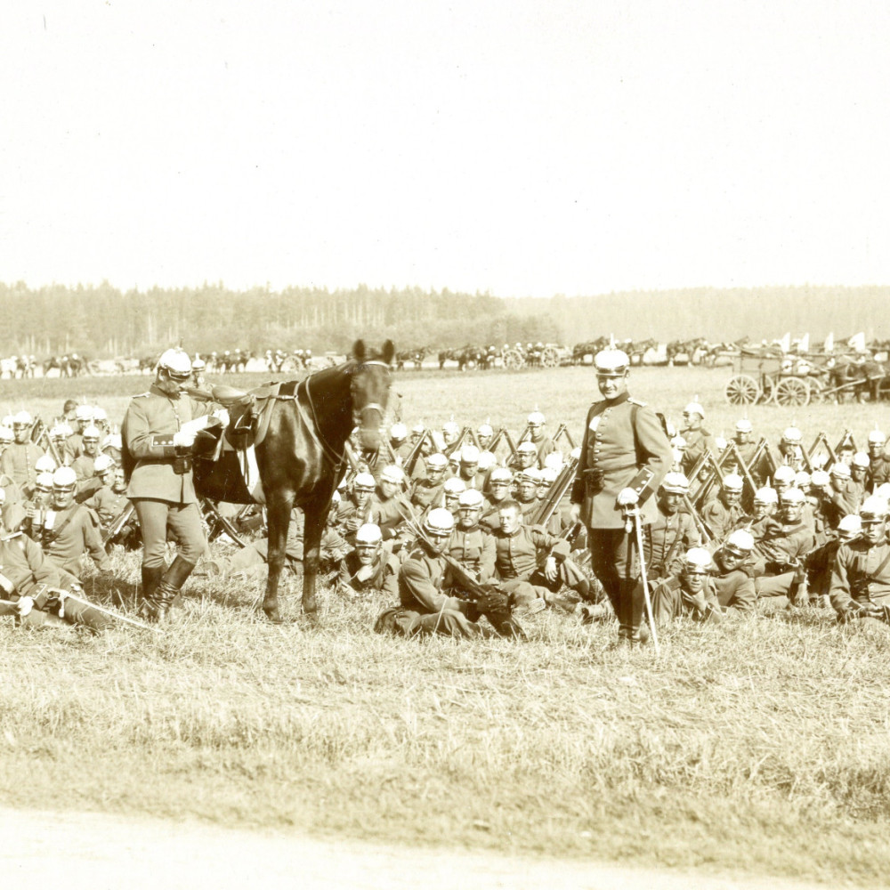 Manöver. Infanterie wartet auf Befehle. Originales Foto von dem Fotografen I. Seiling/ München. Wohl um 1891.