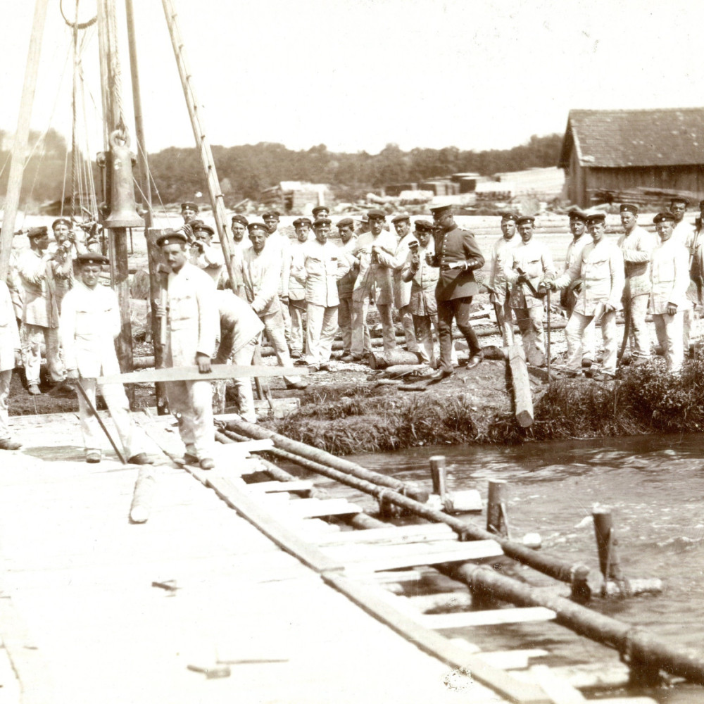 Manöver. Pioniere bei Schaffung eines provisorischen Überganges über ein Gewässer. Originales Foto von dem Fotografen I. Seiling/ München. Wohl um 1891.