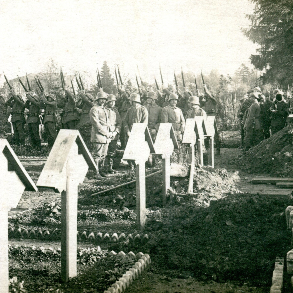 Originales Foto einer Beerdigung (Salutschießen). Wohl um 1917.