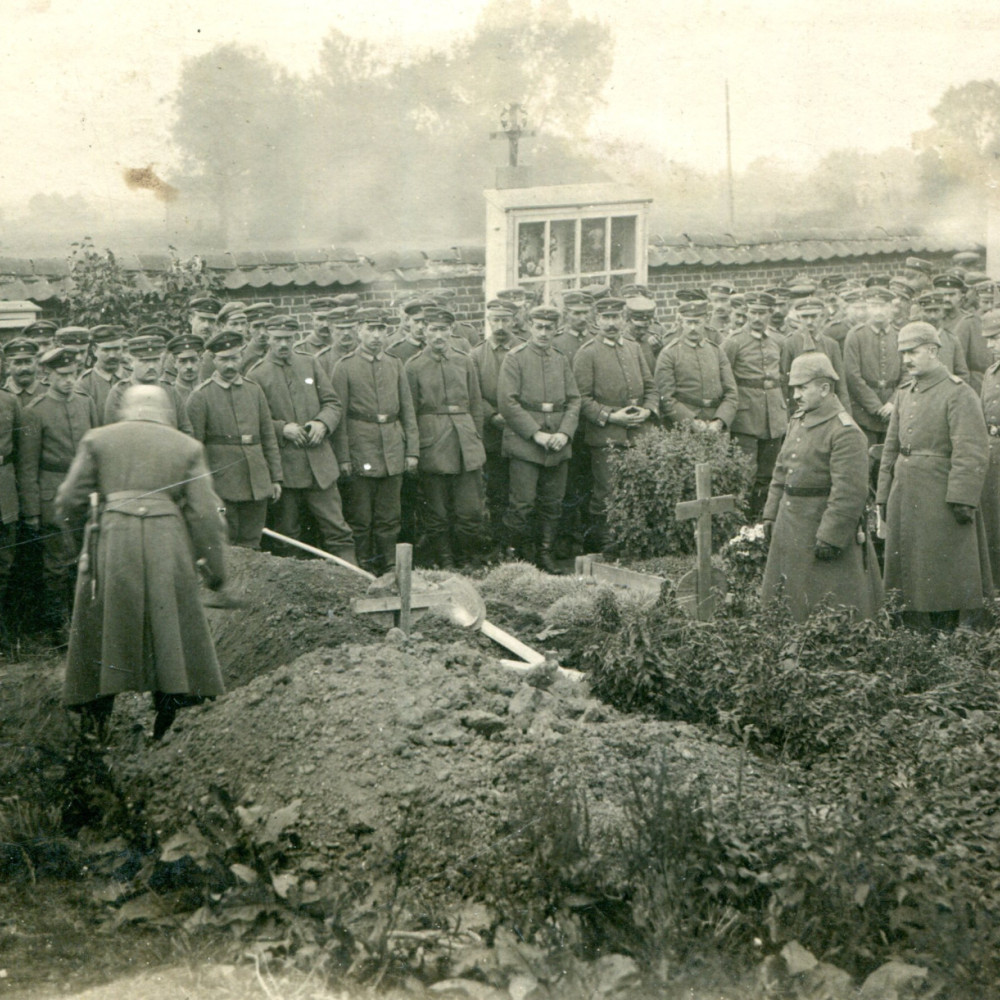 Foto einer Beerdigung hinter der Front. Am Grab die Offiziere. Originale Fotopostkarte. Nicht gelaufen.