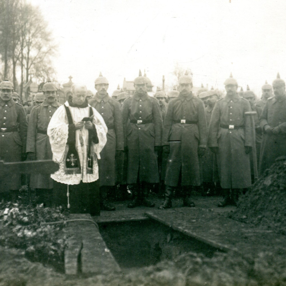 Beerdigung eines Landsturmmannes auf einem Friedhof in der Nähe von Maubeuge. Originales Foto datiert 24.01.1916.