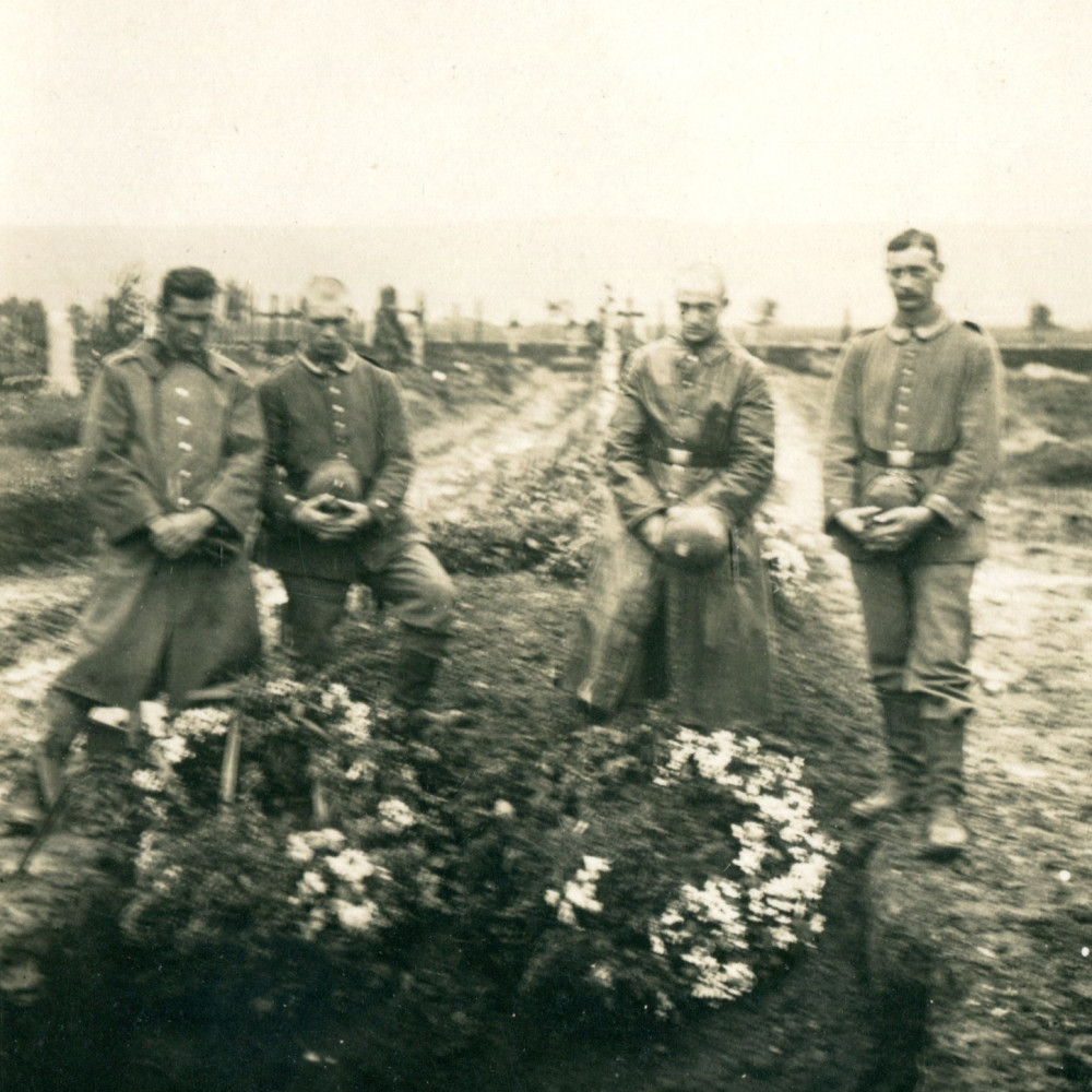 Abschied am Grab eines gefallenen Soldaten. Undatiertes originales Foto.