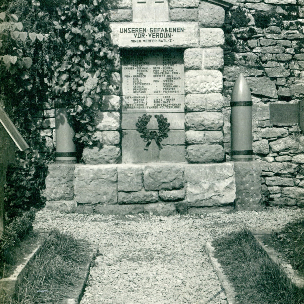 Denkmal für die Gefallenen eines Minenwerfer-Bataillons auf einem Friedhof hinter der Front. Originale Fotokarte.