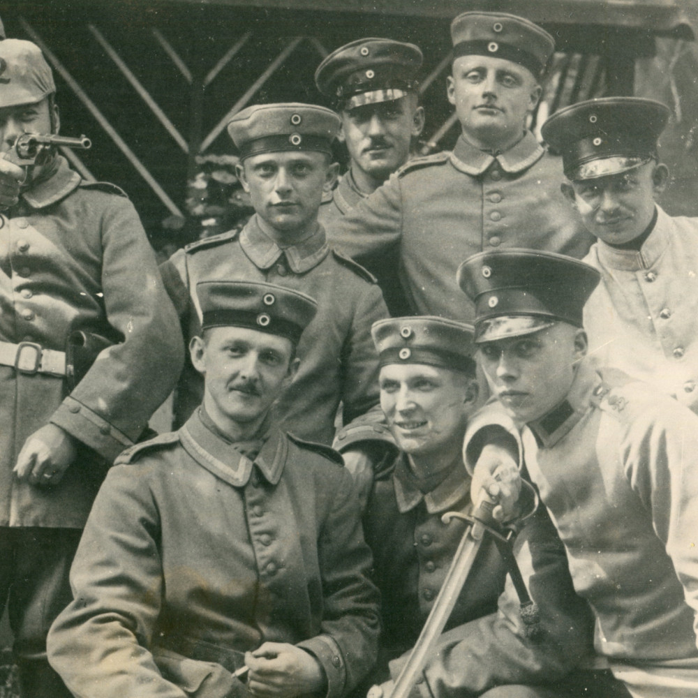 Unteroffiziere überwiegend im feldgrauen Waffenrock. Aufnahme wohl 1914. Zu sehen ist auch der sogenannte Reichsrevolver.