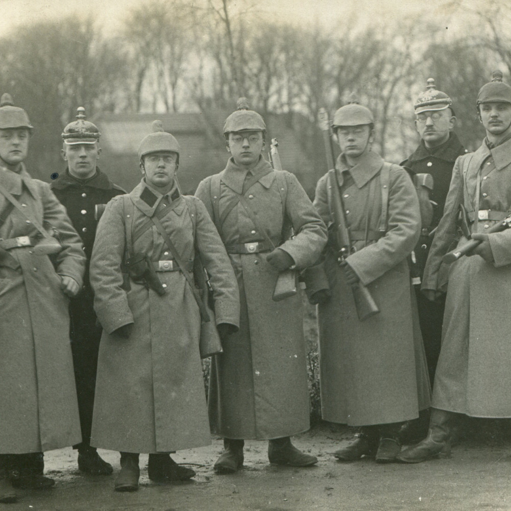 Feldartilleristen in feldmarschmäßiger Montierung im Mantel mit Karabiner kurz vor dem Abmarsch an die Front.