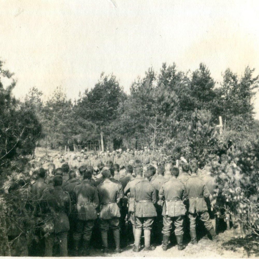 Feldgottesdienst in einer Reservestellung 3 km hinter der Front. Kleinformatiges Foto aus einem privaten Fotoalbum. Um 1916.