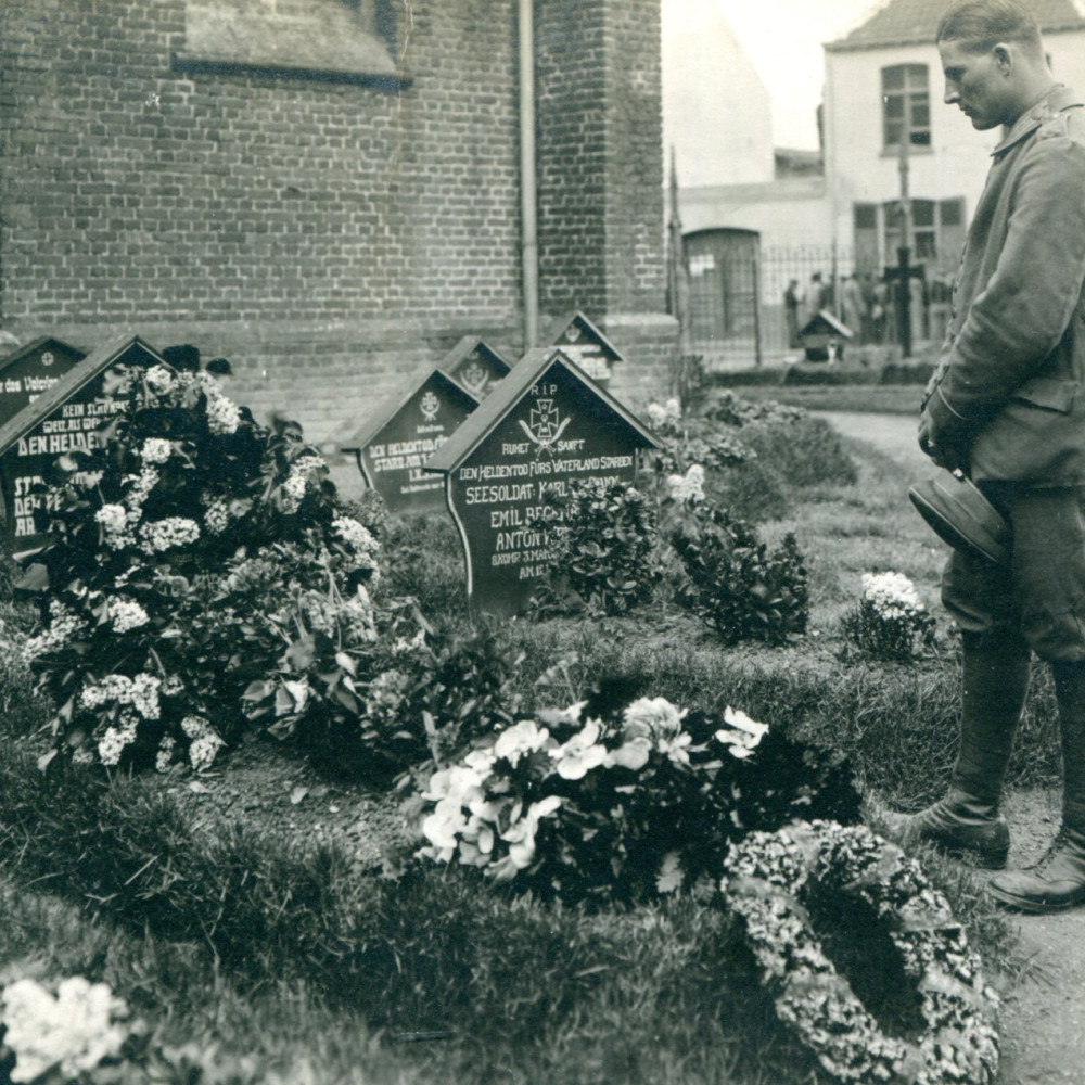 Gefreiter (wohl aus einem See-Bataillon) vor Gräbern u. A. von verschiedenen Seesoldaten. Originales Foto, datiert. 09.05.1915.