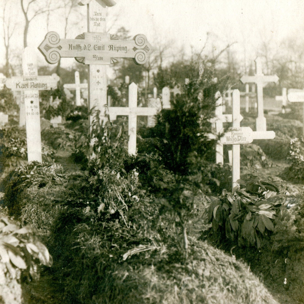 Grab eines Unteroffiziers aus dem IR 390. Originales Foto aus dem Jahre 1916.