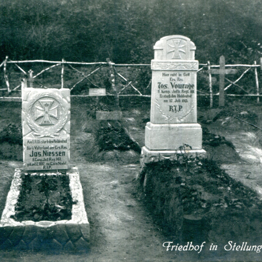 Gräber auf einem Friedhof des IR 161. Originale Fotokarte, gelaufen am 16.11.1915.