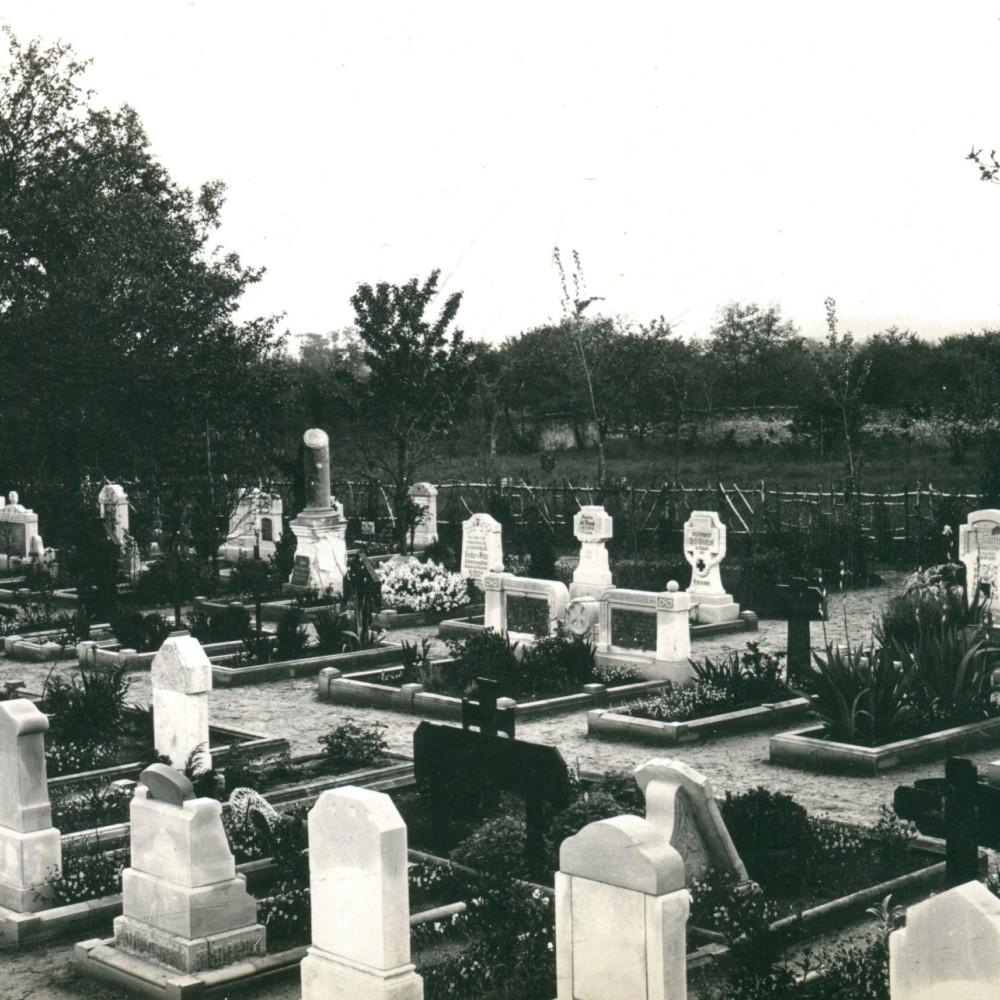 Aufwändig gestalteter Friedhof hinter der Front im Westen. Originale undatierte Fotopostkarte.