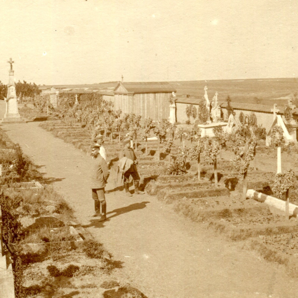 Friedhof hinter der Front. Originale Fotopostkarte. Gelaufen 11.08.1917.