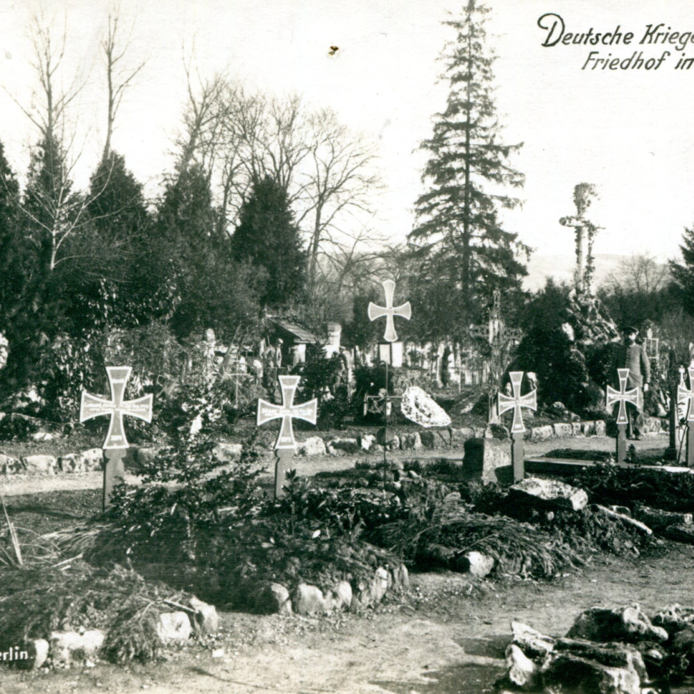 Kriegsgräber auf einem Friedhof im Westen (bei Montmédy). Offizielle Feldpostkarte.