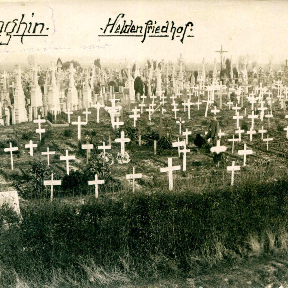 Friedhof bei oder in der Nähe der französischen Ortschaft Sainghin. Undatierte Fotopostkarte.