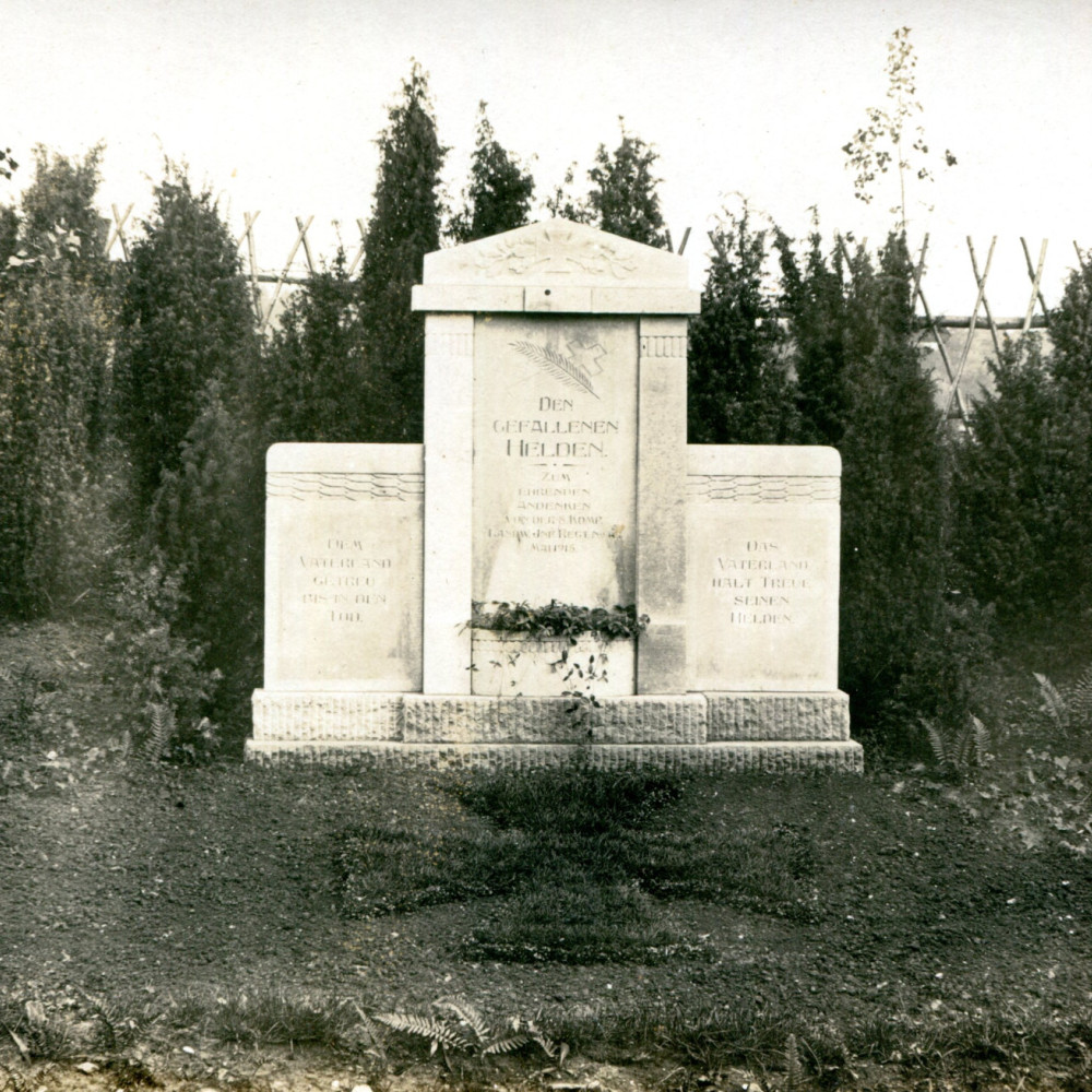 Denkmal des Landwehr-Infanterie-Regiments Nr. 16 auf einem Soldatenfriedhof. Undatierte Fotopostkarte.