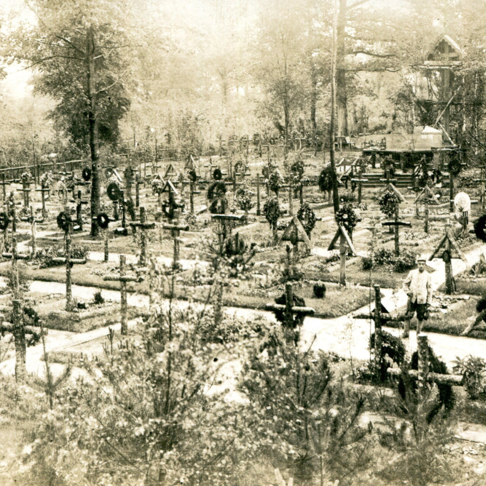 Friedhof mit Gräbern des (5. württembergischen) Grenadier-Regiments Nr. 123. Originales Foto aus dem jahre 1915.