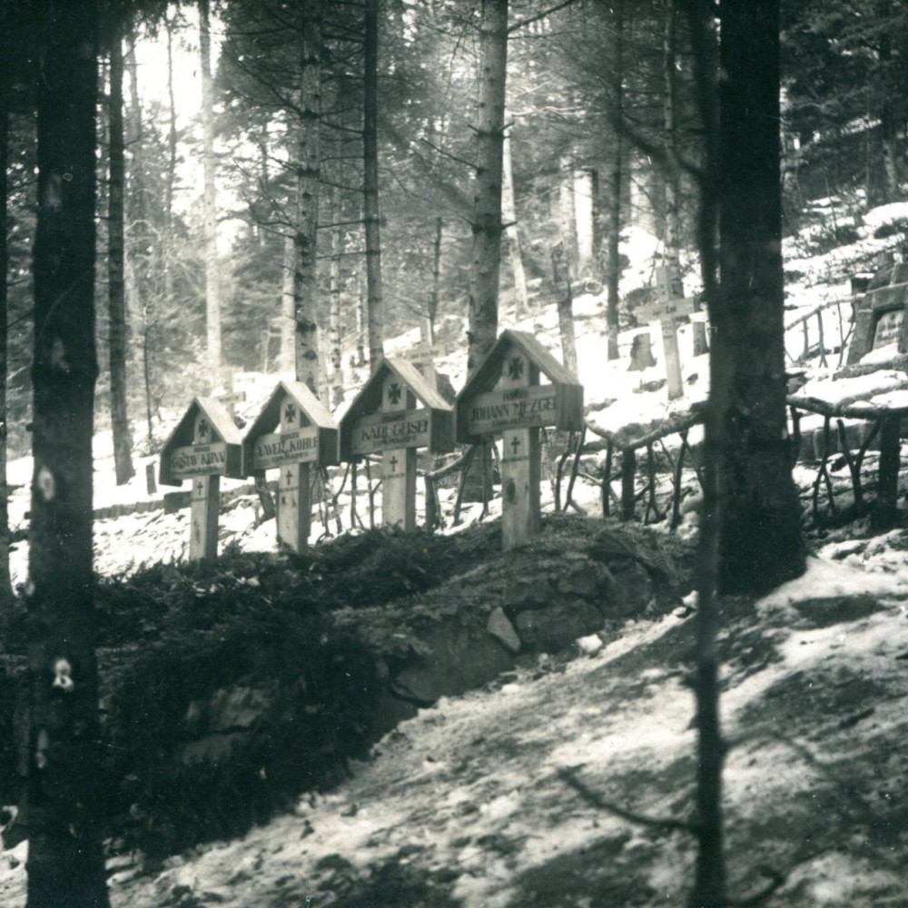 Friedhof im Westen am Hartmannsweilerkopf mit Gräbern von gefallenen Pionieren.Es handelt sich um eine hart umkämpfte Bergkuppe an der Westfront. Undatierte originale Fotokarte.