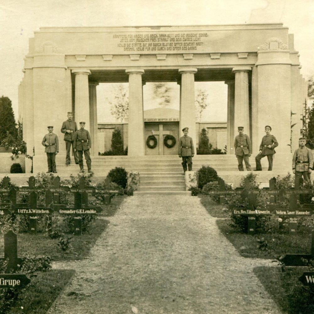 Aufwändig gestalteter Friedhof an der Westfront. Undatierte originale Fotokarte.