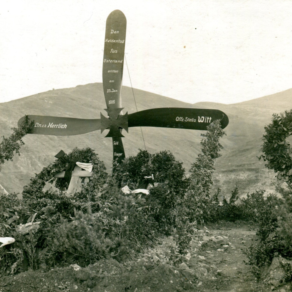 Grab von zwei Feld-Fliegern. Gefallen am 23.01.1916. Originale Fotokarte.