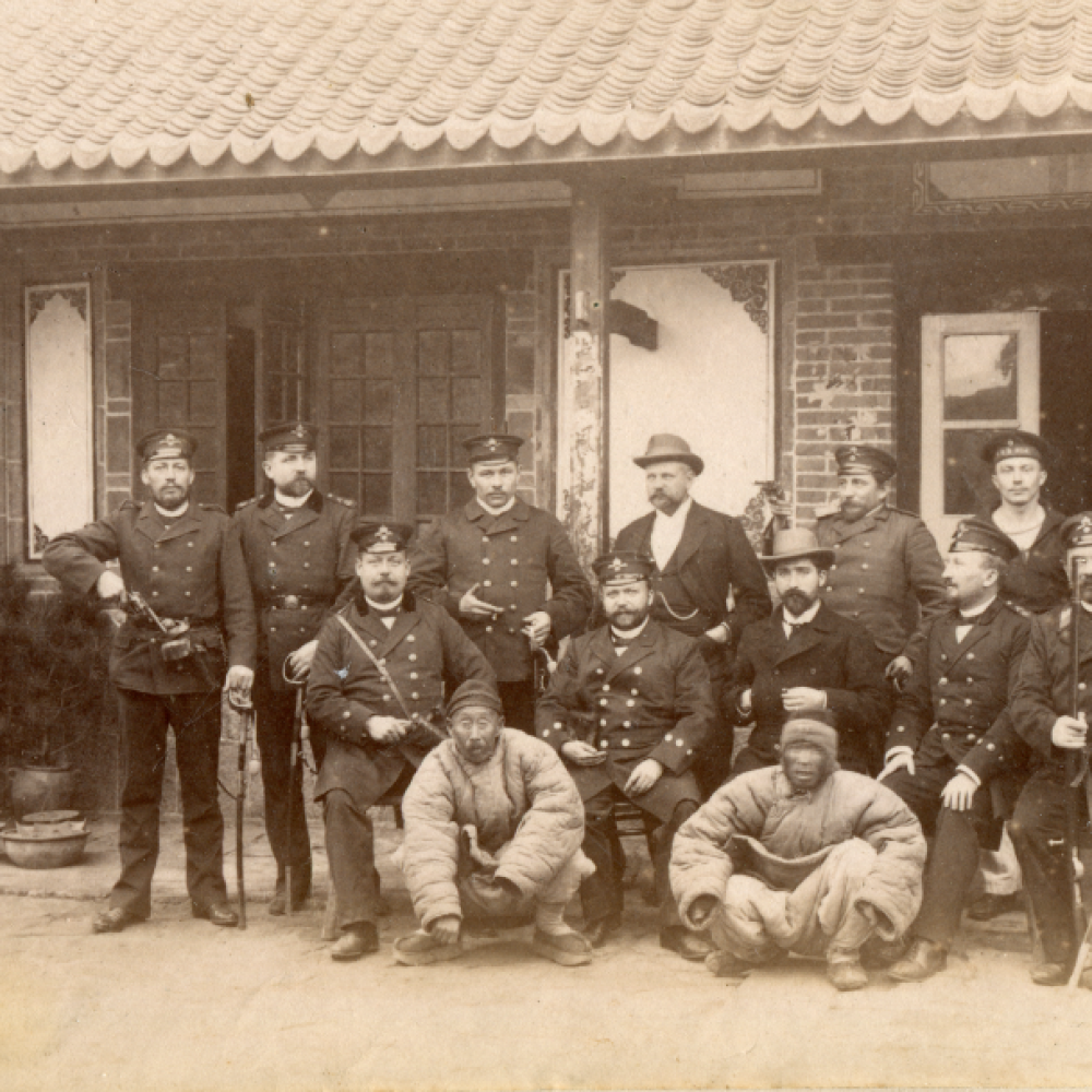 Das Foto zeigt Deckoffiziere beim Landgang.  Hier im Innern des Forts in Tsingtau.