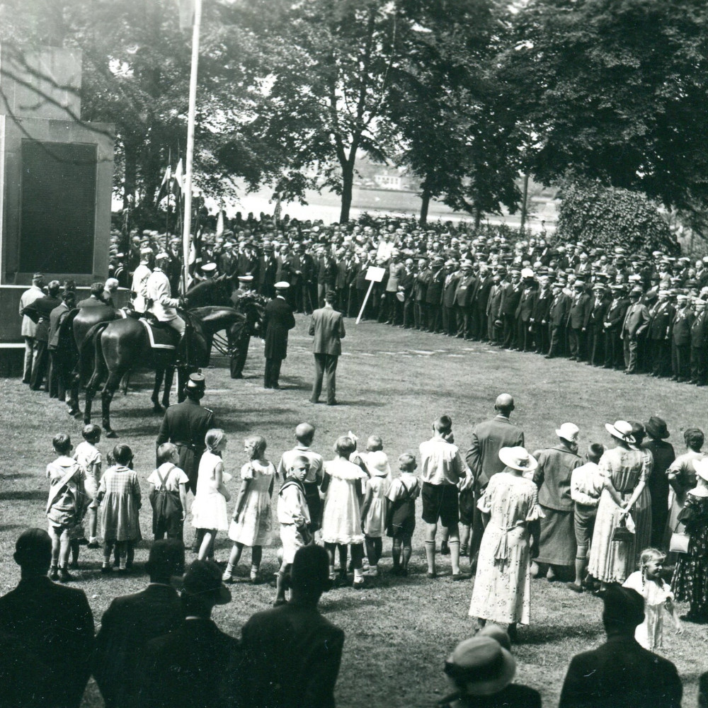 Zeitgenösisches Foto (Fotograf: Sonntags-Fotohaus Westfalia/ Münster). Einweihung des ursprünglichen Kürassier-Denkmals am 31.08.1930.