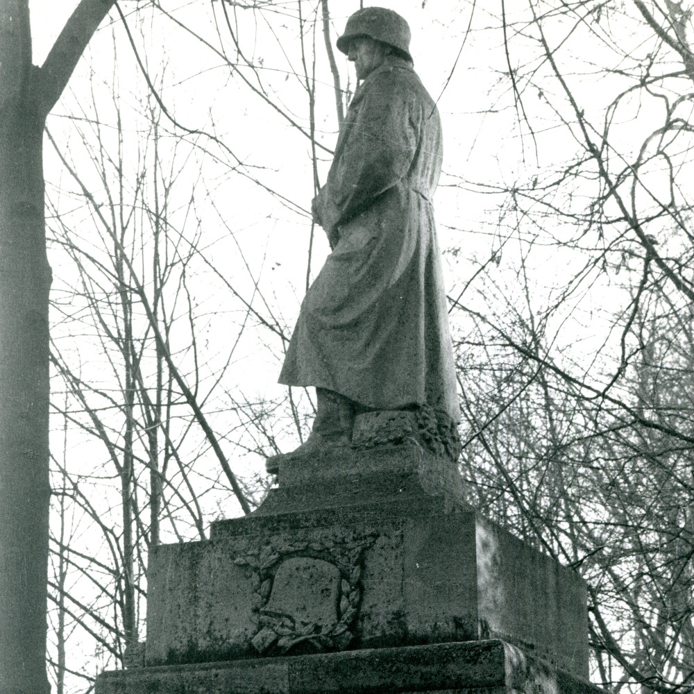 Der stehende Soldat des Denkmals für das FAR 22 von Alexander Frerichmann als menschliche Bekrönungsfigur. Das Denkmal wurde 1923 an der Hauptallee im Schlossgarten enthüllt. Foto: Siegfried Kottmann/ Münster (+).