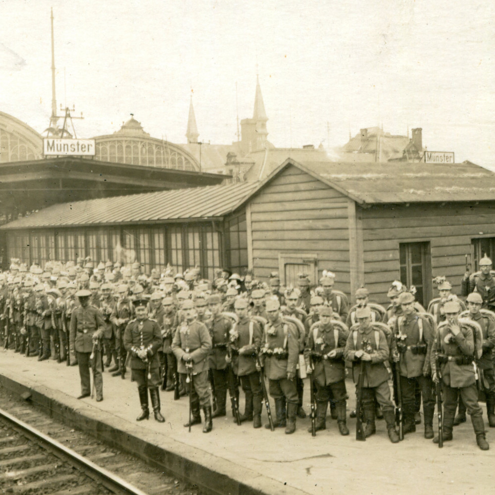 Ersatzmannschaften des IR 13 vor der Abfahrt auf dem Bahnhof von Münster. Originale Fotokarte aus Mai 1916.