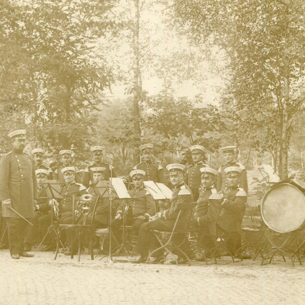 Die Kapelle des Kürassier-Regiments von Driesen (Westfälisches) Nr. 4 bei einem Sonntagskonzert.