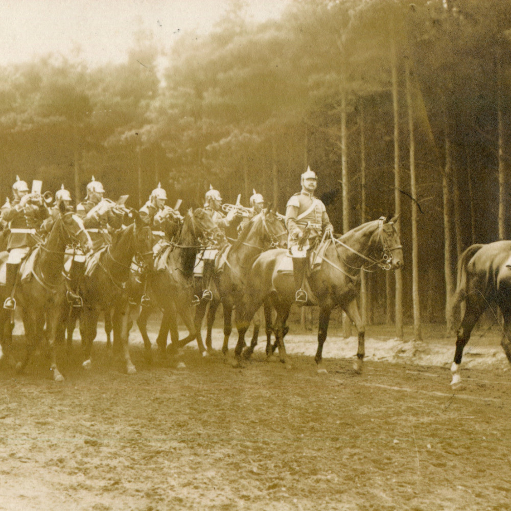 Das Trompeterkorps nebst Pauker des Kürassier-Regiments von Driesen (Westfälisches) Nr. 4. Dem Regiment waren im Jahre 1822 silberne Pauken verliehen worden. Diese stammten aus dem Berliner Zeughaus. Es handelte sich um in der Schlacht von Zorndorf (25.08.1758) eroberte russische Stücke.