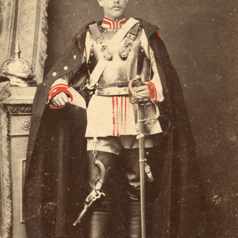 Foto eines Kürassiers in vollständiger Uniform mit Pistole.