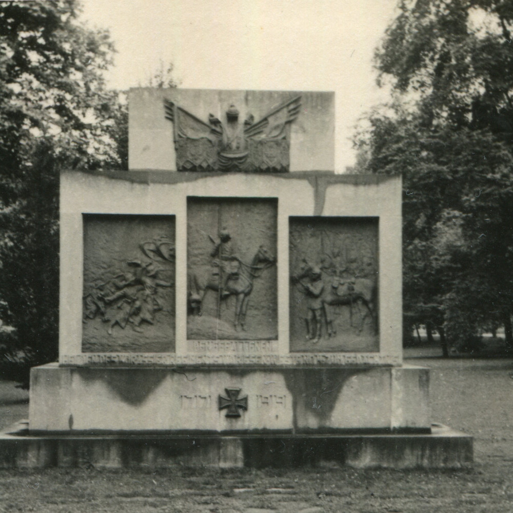 Die Frontseite des ursprünglichen Denkmals des Kürassier-Regiments von Driesen (Westfälisches) Nr. 4 in der Promenade am Agidiitor.