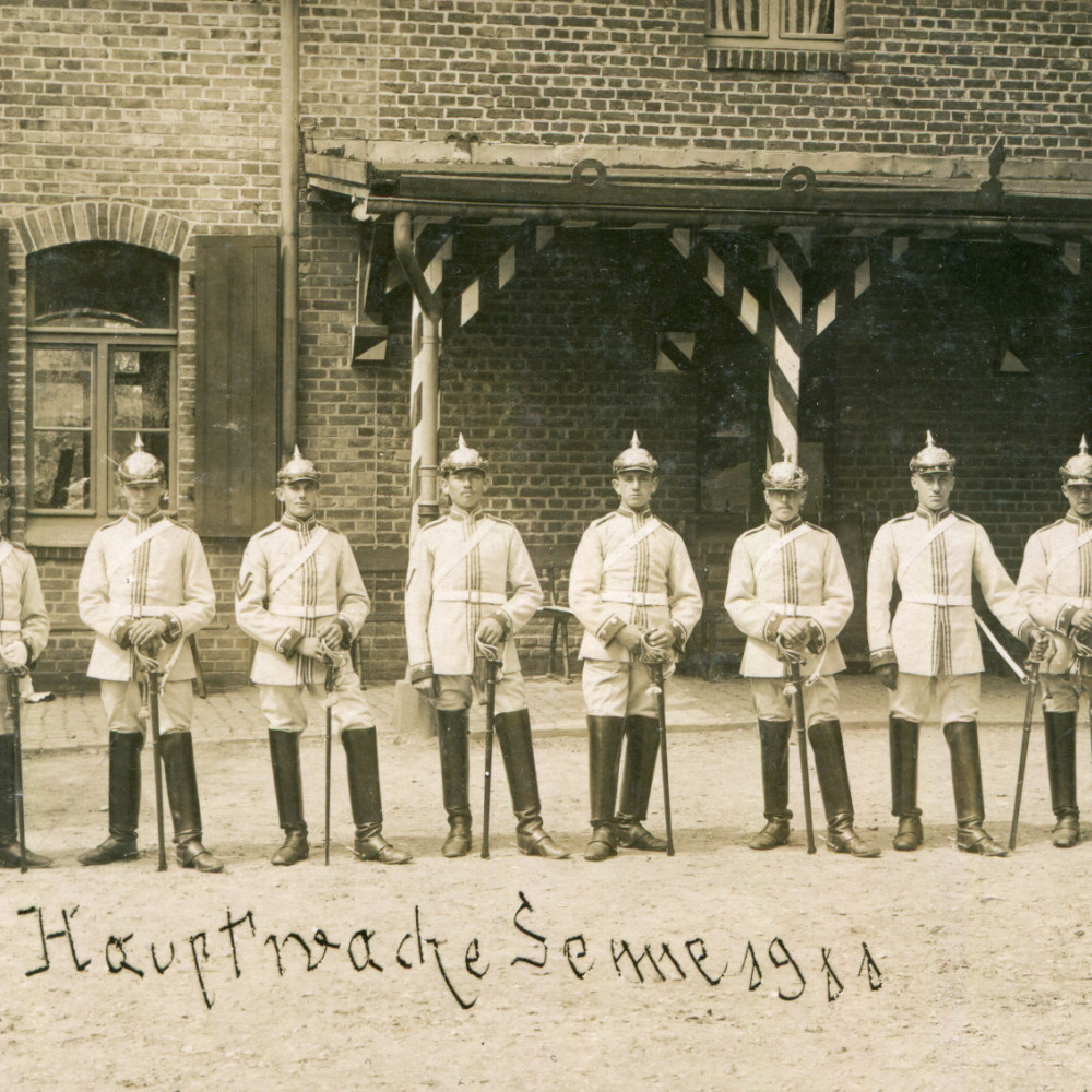 Wachdienst an der Hauptwache im Sennelager (Truppenübungsplatz). Originale Fotokarte aus dem Jahre 1911.