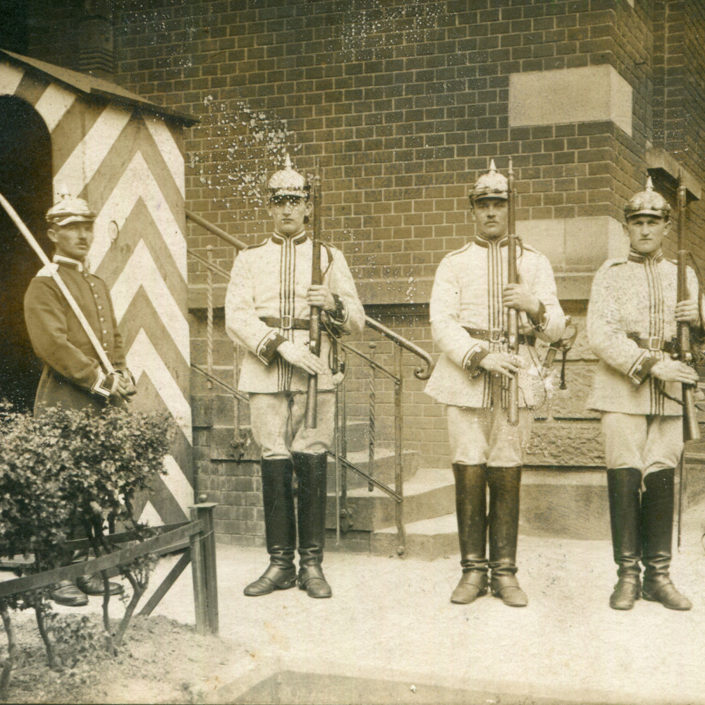 Wachdienst vor der Kaserne (an der Streinfurter Str.) durch Kürassiere in bunter Friedensuniform. Originale Fotokarte um 1915.