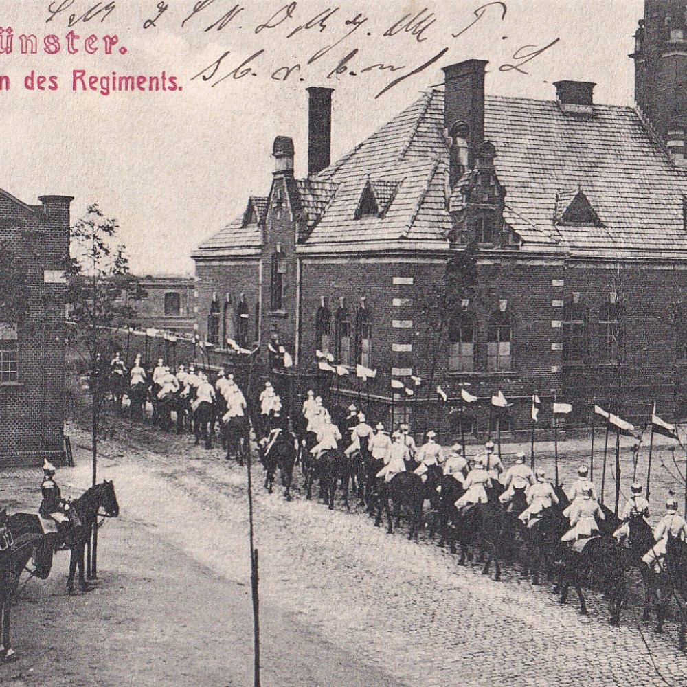 Einrücken des Regiments in die neue Kaserne. Links das Musikkorps des Regiments. Zeitgenössische Ansichtskarte vor 1914.