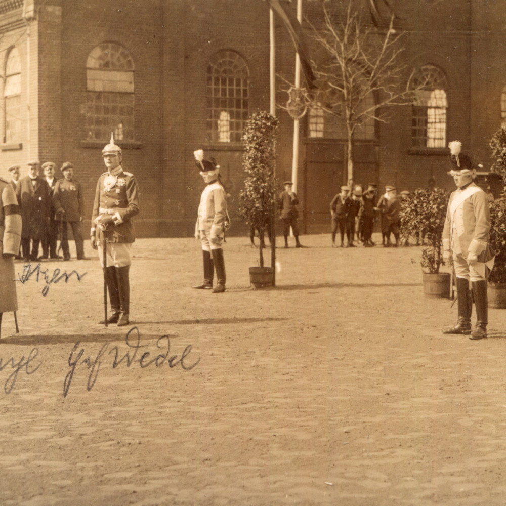 Aufnahme von der Jubiläumsfeier des Kürassier-Regiments von Driesen (Westfälisches) Nr. 4 im Jahre 1917. Zu sehen sind auch Kürassiere in Traditionsuniformen. Bereits in den Jahren 1867 und 1892 war das 150-jährige bzw. 175-jährige Bestehen des Regiments gefeiert worden.