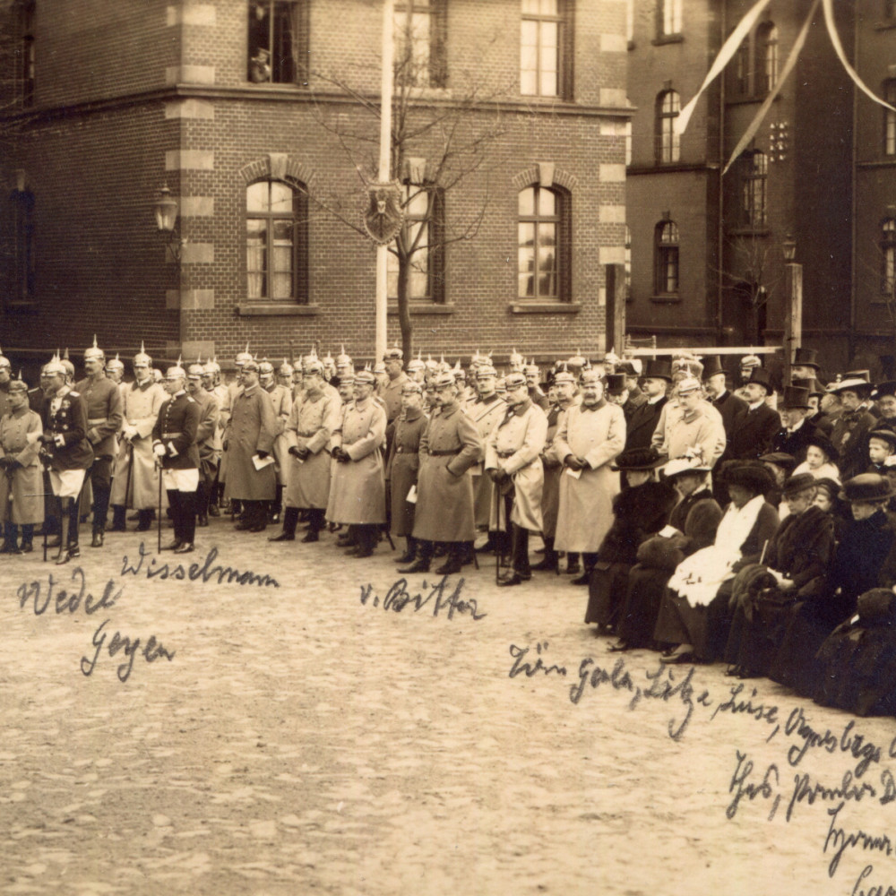 Publikum bei der Jubiläumsfeier des Kürassier-Regiments von Driesen (Westfälisches) Nr. 4 im Jahre 1917 vor der neuen Kaserne.