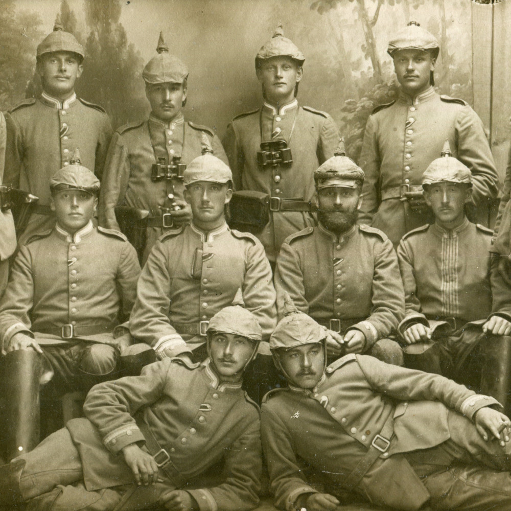 Gruppenbild feldgrauer Kürassiere überwiegend im Waffenrock (aber auch im Koller).