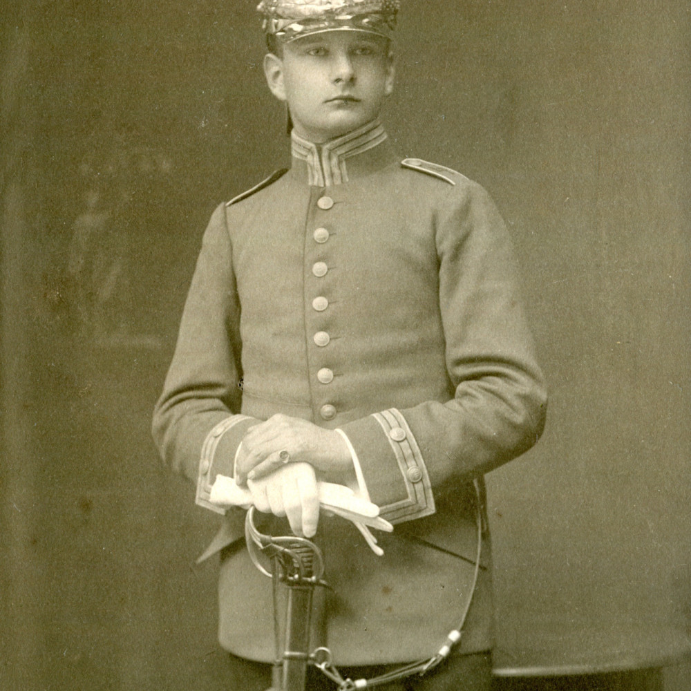 Kürassier im feldgrauen Waffenrock mit friedensmäßigen Helm.