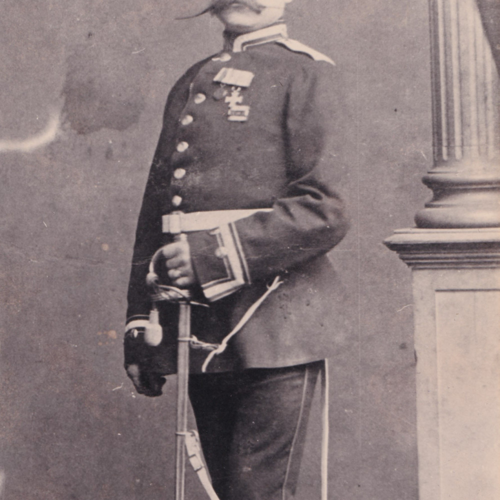 Frühe Aufnahme eines Vizefeldwebels in Ausgehuniform. Der Kragen des blauen Waffenrocks ist noch recht schmal bzw. niedrig. Um 1870/71.