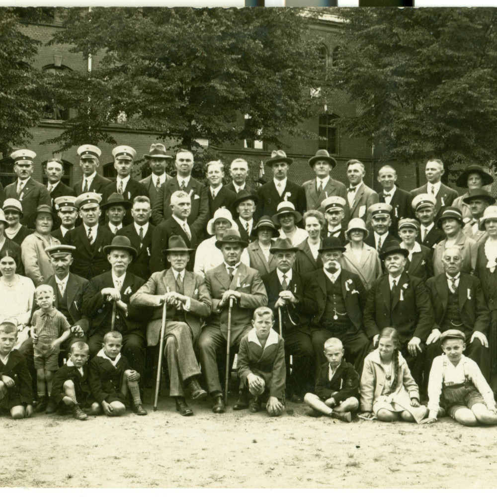 Erinnerungsfoto bei einem Veteranentreffen vor der Kürassier-Kaserne.