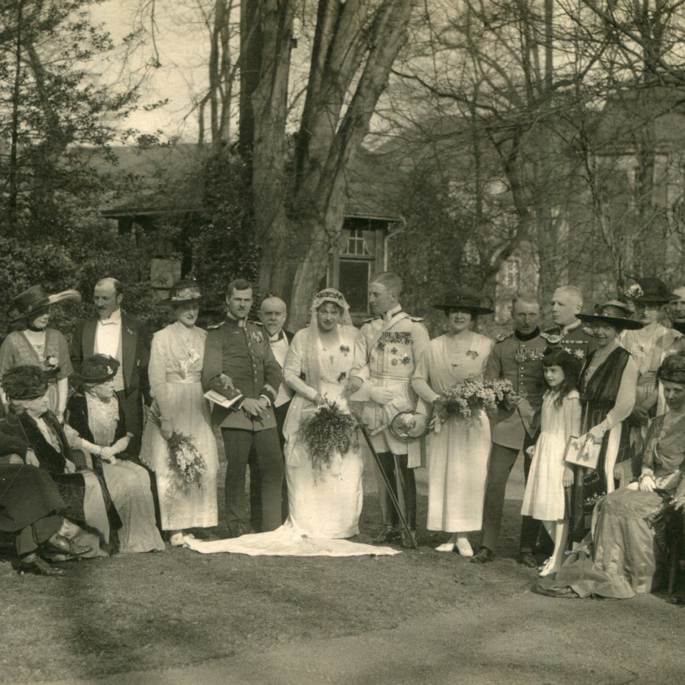 Die Hochzeitsgesellschaft anlässlich der Heirat des jungen Grafen von Galen in der Friedensuniform des Kürassier-Regiment von Driesen (Westfälisches) Nr. 4. Anwesend ist auch - im Hintergrund - General v. Einem.