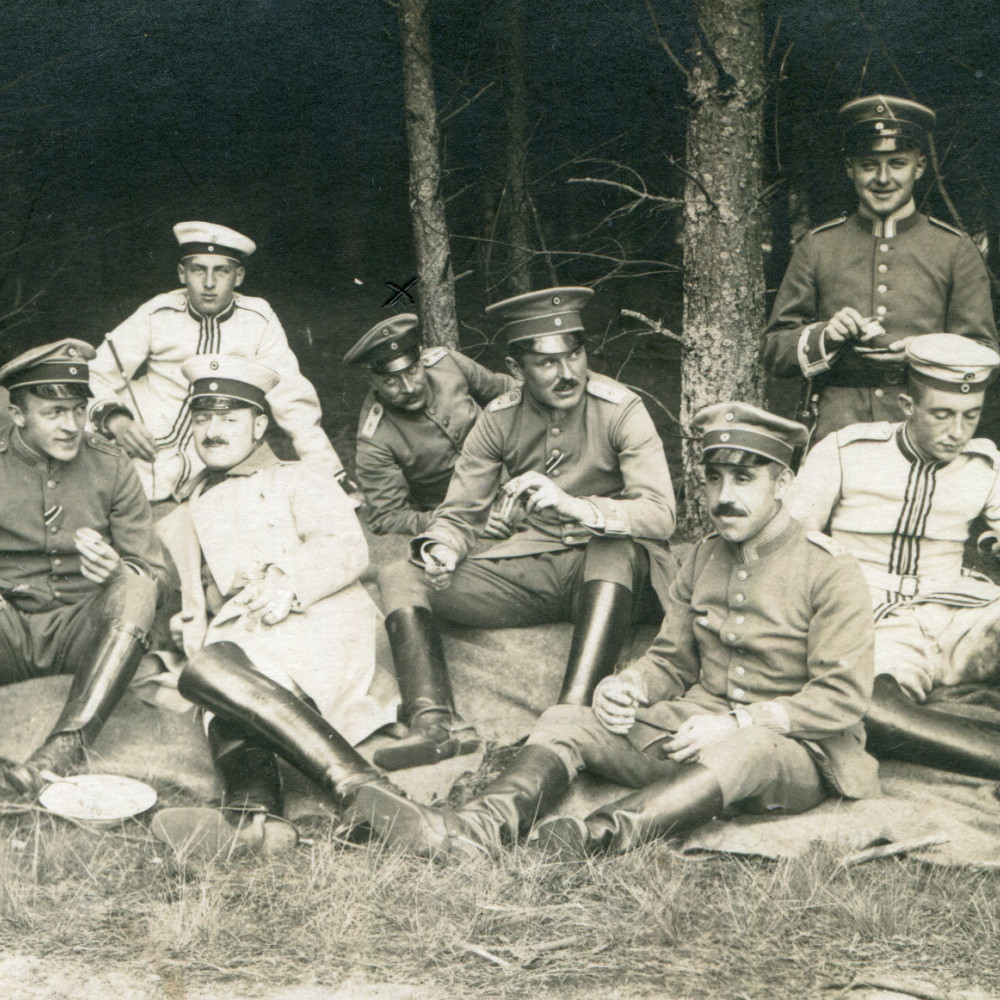 Kürassiere tlw. in bunter, tlw. in feldgrauer Uniform in der heimatlichen Garnison während des Krieges.