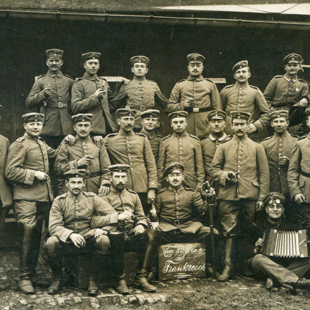 Angehörige des Kürassier-Regiments von Driesen (Westfälisches) Nr. 4 im Westen. Rechts ist ein Bagagewagen des Regiments zu sehen.