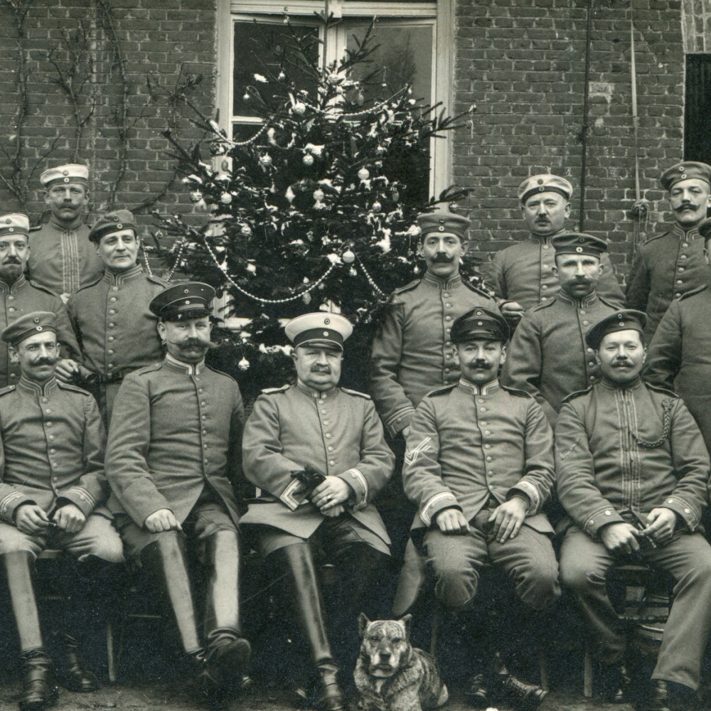 Soldaten wohl einer Kriegsformation in der feldgrauen Uniform des Kürassier-Regiments von Driesen (Westfälisches) Nr. 4 .