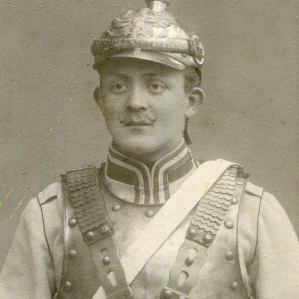 Kürassier im Koller mit Kürass. Das Kürassier-Regiment von Driesen (Westfälisches) Nr. 4 hatte Kürasse aus weißem Eisen.